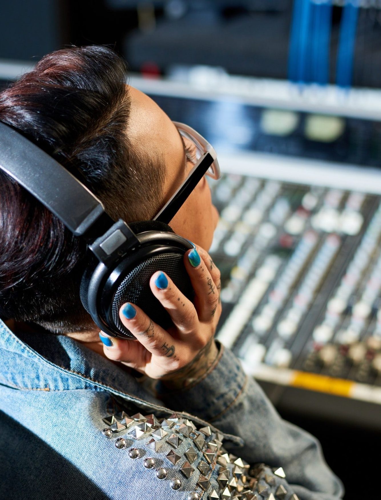 producer-listening-to-audio-track-in-studio-PY297D6.jpeg producer-listening-to-audio-track-in-studio-PY297D6.jpeg